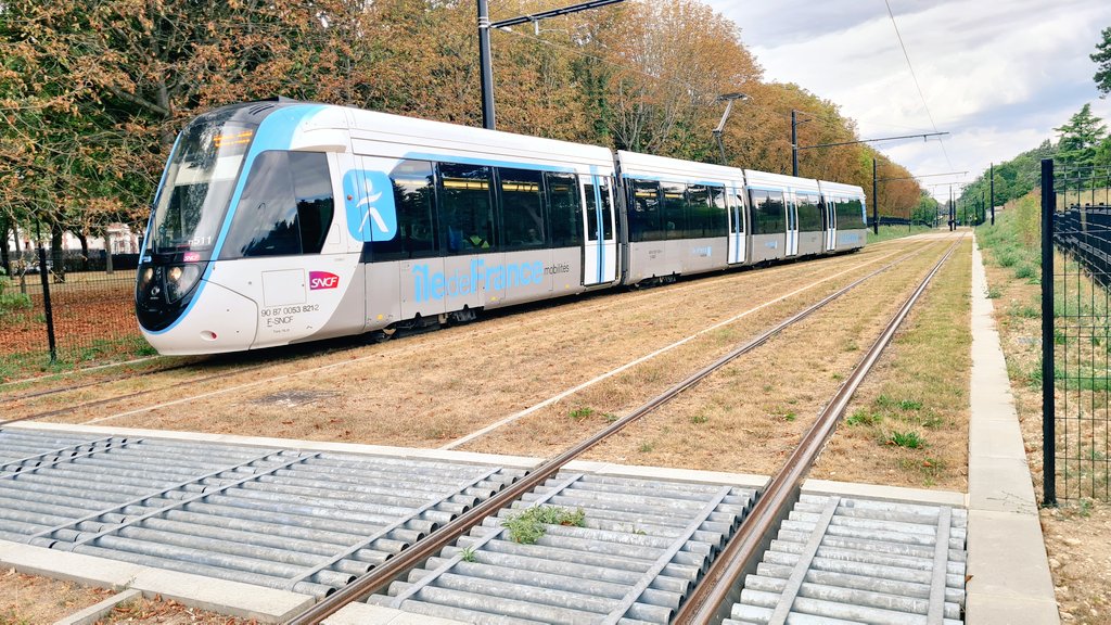 Nico_trainwreck's tweet photo. Un tour sur le nouveau tram #T13 @T13_IDFM entre St-Germain-en-Laye et St-Cyr-l'École, un tram-train qui utilise pour partie la Grande Ceinture-Ouest. 
Alstom Dualis (cf l'immatriculation SNCF) et exploitation Keolis.
Dispositif anti-voitures en sortie de St-Germain. https://t.co/oXI3IZR0Vv