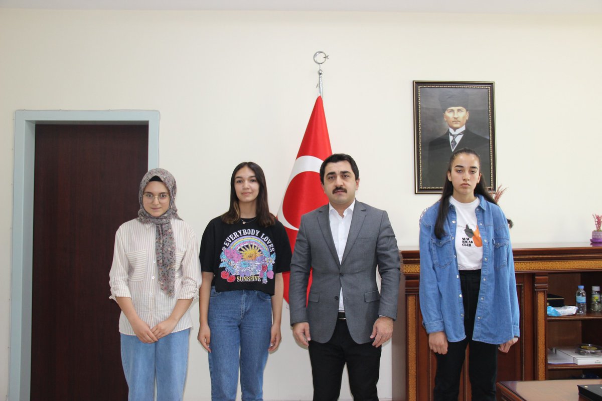 TC_Eskil's tweet photo. AZİM GAYRET VE BAŞARI ��

LGS sınavında ilçemizde ilk üçe giren öğrencilerimiz Kaymakamımız Sn. Yunus COŞKUN'u makamında ziyaret ettiler. Sn. Kaymakamımız öğrencilerimize öğrenim hayatlarında başarılar dileyerek hediyerini takdim etti. https://t.co/Mxehw1CuBf