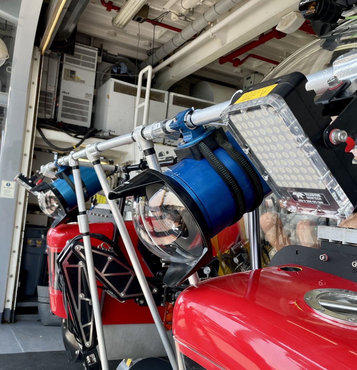 Do the blue housings look familiar?  #seaarray has been mounted on a submarine.   The modeling has already started.

#photogrammetry #seaarray #3dmodeling #shipwreckmodeling #marinearchaeology #historicalshipwrecks #3dshipwreckmodeling