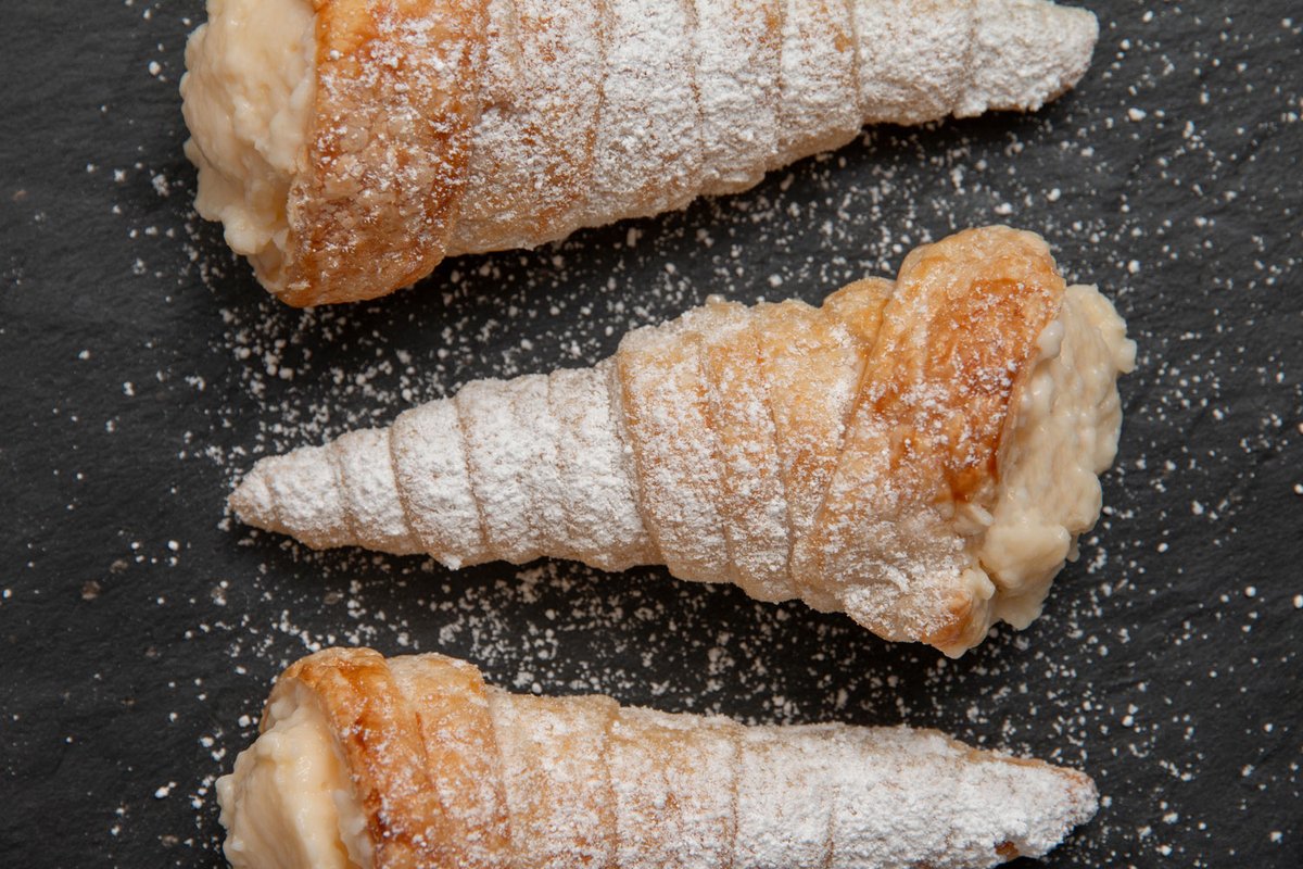 We have a sweet deal for you! A box with 10 #Spanish #sweets: 6 panellets (pine nuts, chocolate and coconut), 2 pastry cones filled with vanilla cream and 2 apple pies. On sale today and tomorrow only! Order now and get it delivered Saturday morning. spanish-tapas.com.au/product-catego…
