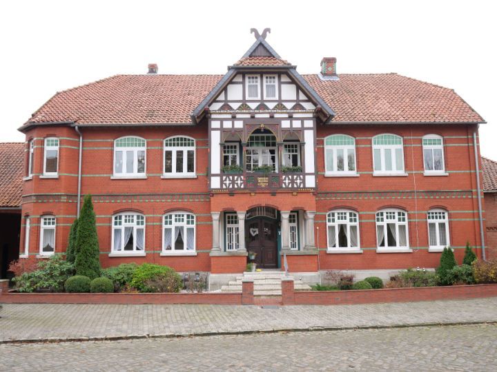 denkmale_nds's tweet photo. Einer der flächenmäßig größten Landkreise Niedersachsens, #Gifhorn, mit seinen 1.045 Bau- und Kunstdenkmalen, ist jetzt im Denkmalatlas recherchierbar – darunter das ab 1345 errichtete Kloster #Isenhagen, die Burg #Brome oder das #Rittergut #Ribbesbüttel:
https://t.co/uqClfhzaWd https://t.co/TM3OcEYNZN