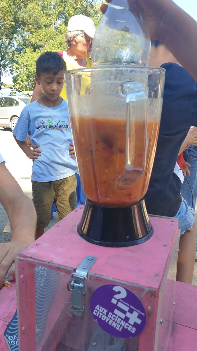 IpeiccP's tweet photo. Dernière animation de l'été sur le #bidonville et l'occasion de #bienmanger en allant à la découverte des fruits d'été grâce au Vélo Smoothies des 
@Petit_Deb_Occi
 ! De nombreux enfants venus couper et se défouler pour le plaisir de boire un bon jus de fruits! https://t.co/1iNKGYIwyl