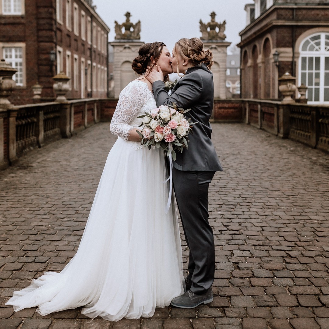 evollgbt's tweet photo. Photographer: @karstenreifer ๐ท
#sheswithher #dancingwiththem #queerwedding #lgbtlove #samesexwedding #samesexmarriage #lesbianwedding #lesbianweddings #lgbtwedding #lgbtmarriage #lgbtfotograf #lgbthochzeitsfotograf #lgbtphotographer #lgbtweddingphotographer https://t.co/Xj3II84zHI