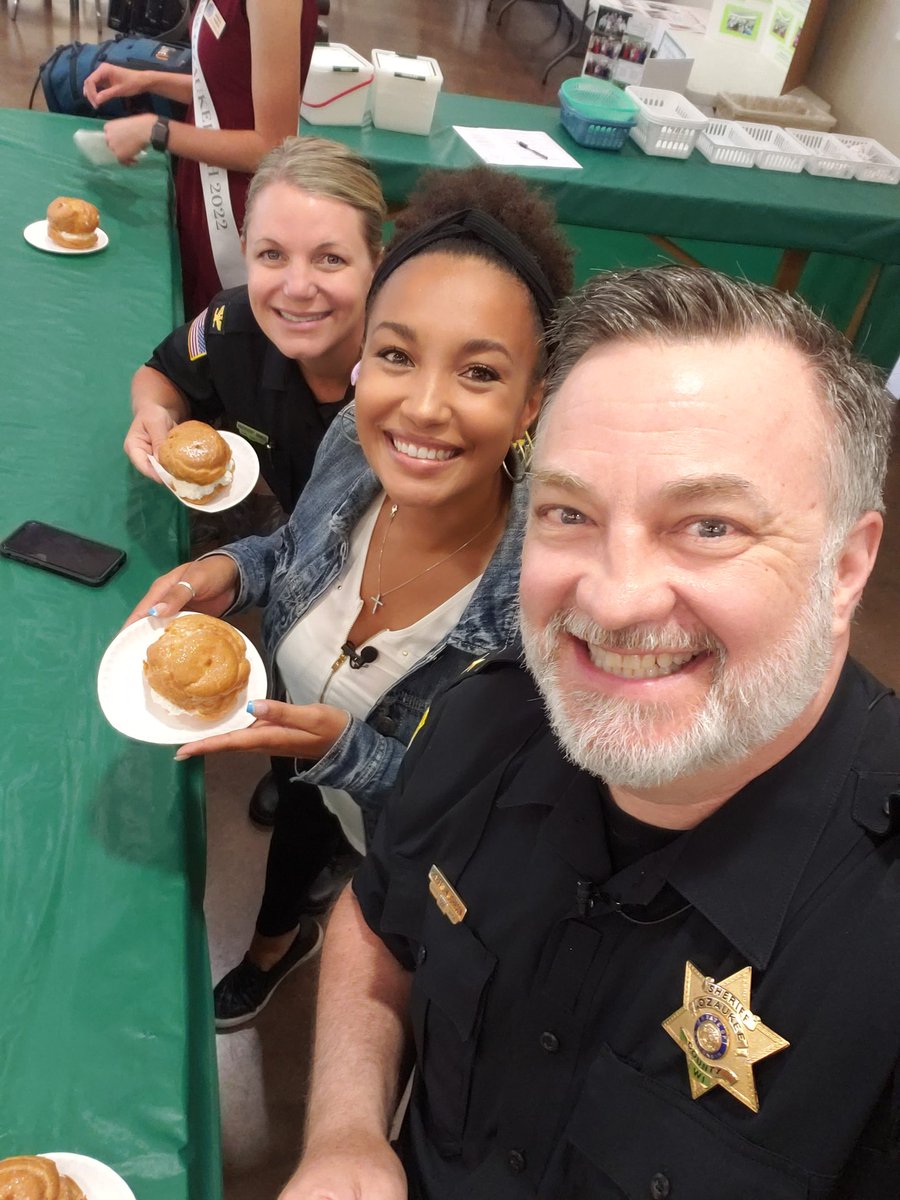 SheriffJohnson1's tweet photo. @BrhettVickery @CarlDeff @Ozaukee_Co_Fair @Ozaukee_Co_4_H Getting ready with Brhett Vickery and Undersheriff Knowles for cream puffs https://t.co/cNFfxx0vHw