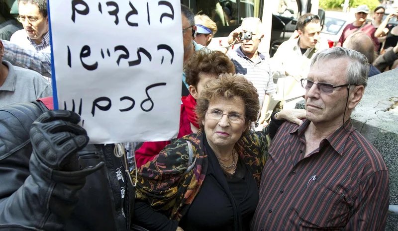 אבא ואמא שלי במיטב שנותיהם וכוחם (אכן כן!) 
 הלב נצבט מגעגועים וצער.