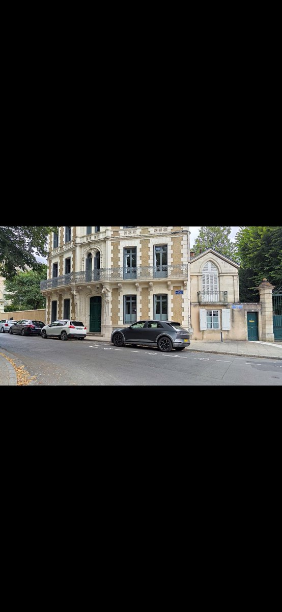 julesagarner's tweet photo. @Hyundai_UK We got ours two weeks ago and have brought it to France. Unfortunately the driver's window exploded this morning when we opened the door. Service team were lovely, but windows not covered by warranty. So trying to sort insurance claim and find glass repair in hot rural Charente. https://t.co/xkeSgfoqaQ