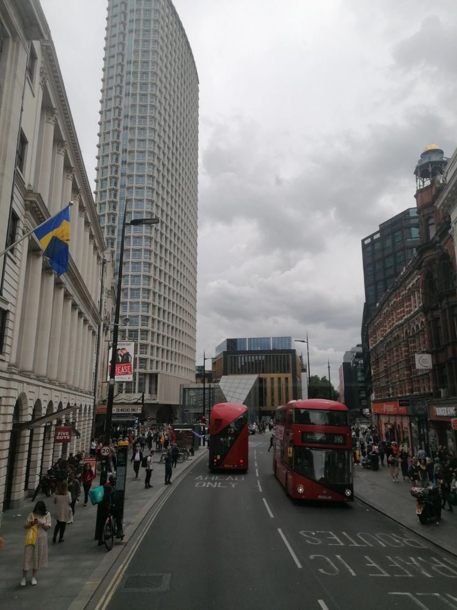 Dimplesmoe's tweet image. London has been in a state of cloudy skies for several days in a row, but there has been a delay in the rain.