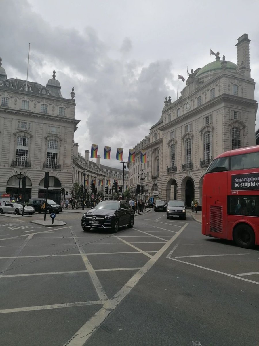 Dimplesmoe's tweet image. London has been in a state of cloudy skies for several days in a row, but there has been a delay in the rain.