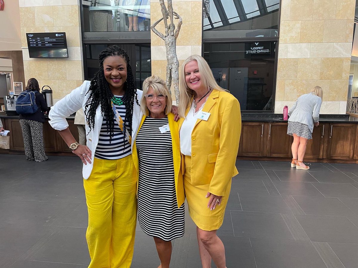TamiJenkins1968's tweet photo. Ready to spread sunshine in Memphis! Love my job and my peeps!! @engage_learning @tama_hebert @taivayaalona https://t.co/fPBwApnHLc