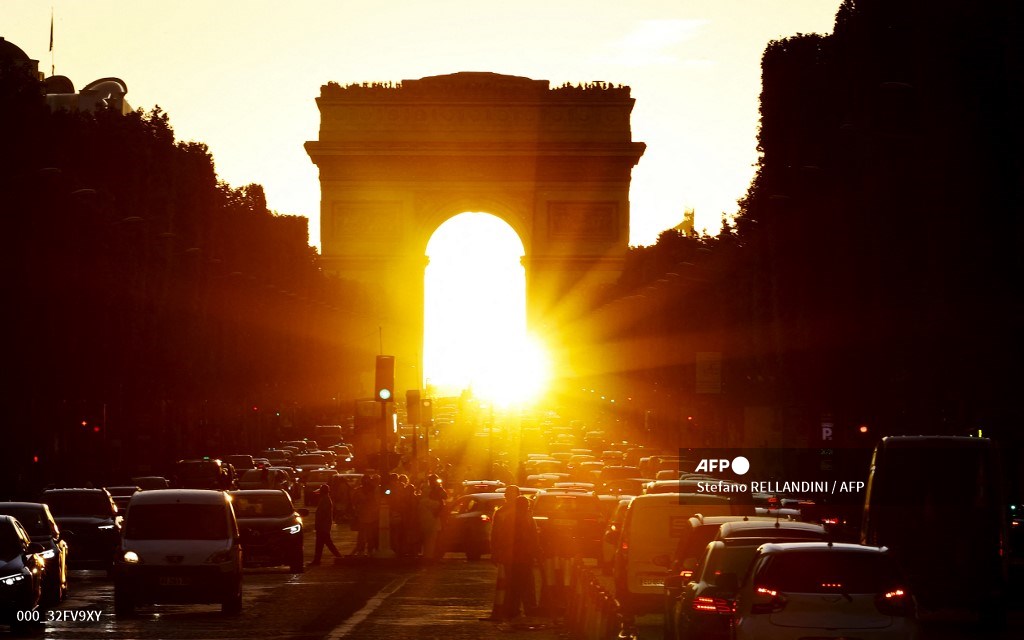 #France 
The sun lining up with the Arc de Triomphe at sunset in Paris. This event known as "Paris Henge" happens twice a year  

📷  <a href="/stepix2012/">Stefano Rellandini</a> #AFP