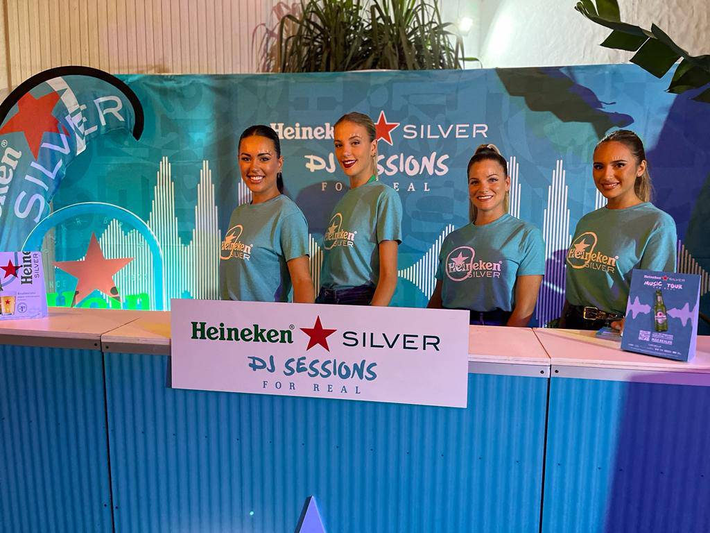 PlaqueEventos's tweet photo. Nuestro equipo de azafatas con una super promo de Heineken Silver DJ SESSIONS en Conil. Disfrutando al máximo de la nueva HKS elaborada a -1 grado ¡ahora más refrescante que nunca! 🤩😎🍺👍

#HeinekenSilver 
#azafatasdeimagen
#personaldeimagen
#musictour 
#azafatos https://t.co/IZFBccc0JK