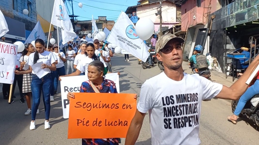 RuraliaUrbana's tweet photo. @HELIODOPTERO En estos últimos días Ávila @SAE_COLOMBIA:@SAESAS1 ha querido'favorecer'desde gobierno @IvanDuque a multinacionales como @GCMGold 👁️ en #SegoviaAntioquia para con 'jugaditas' buscar desalojar predio: #ProyectoMatuna estigmatizando #ComunidadMineraAncestral https://t.co/FTKCMcxOhU https://t.co/8alKkC58Wd