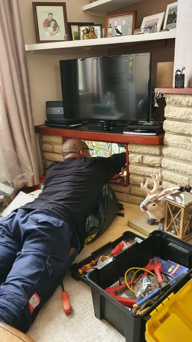 Having Smart Meters installed today  - not exactly easy access!! Well done EDF Energy!😁👏👏👏👏