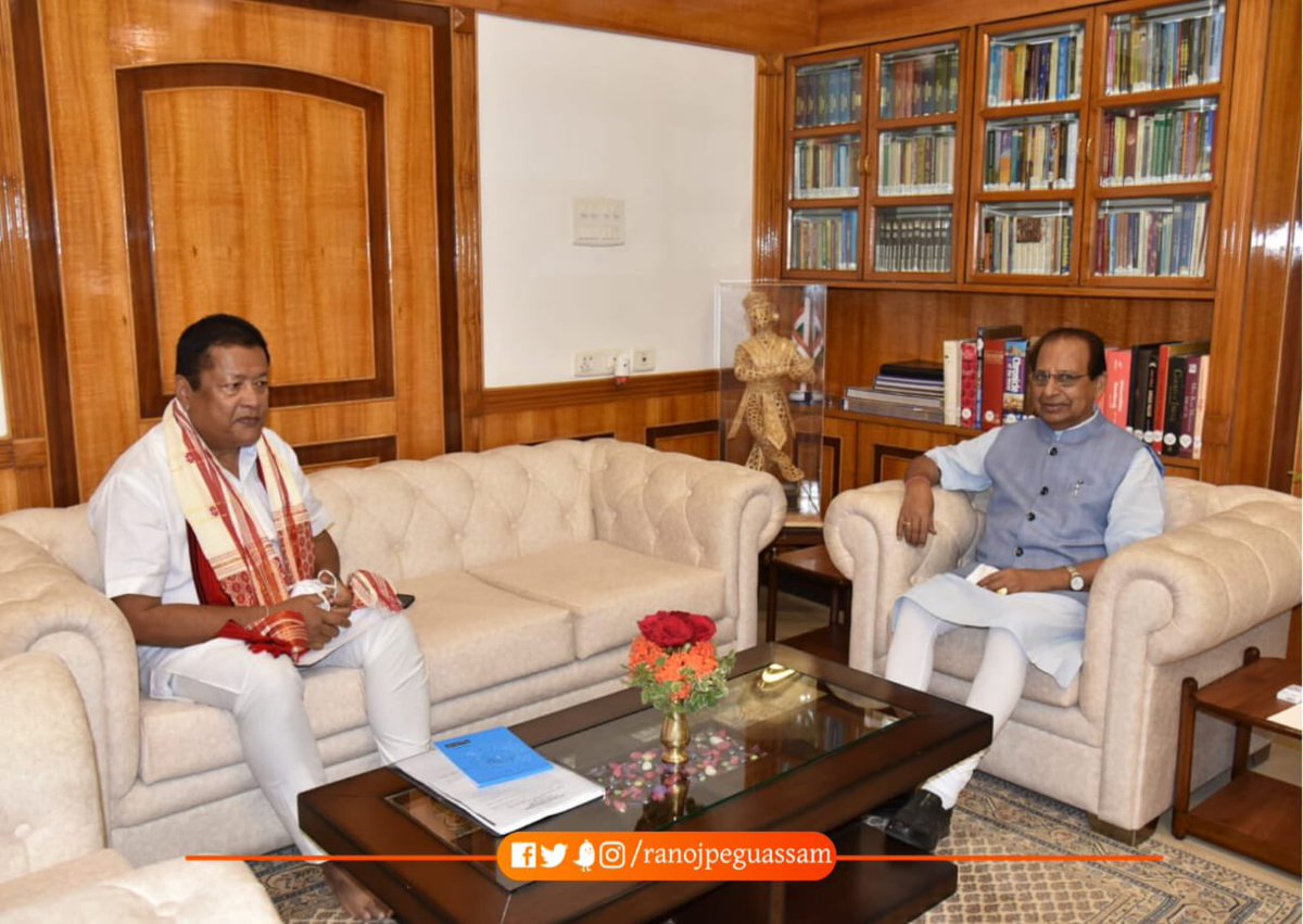ranojpeguassam's tweet photo. Called on the hon’ble Governor of Assam, Prof. Jagdish Mukhi and discussed the outcome of the Vice Chancellors’ Summit held at Varanasi recently. The summit was addressed by hon’ble PM Narendra Modi ji. 1/2 @himantabiswa @jagdishmukhi https://t.co/IfvkpRGjYa