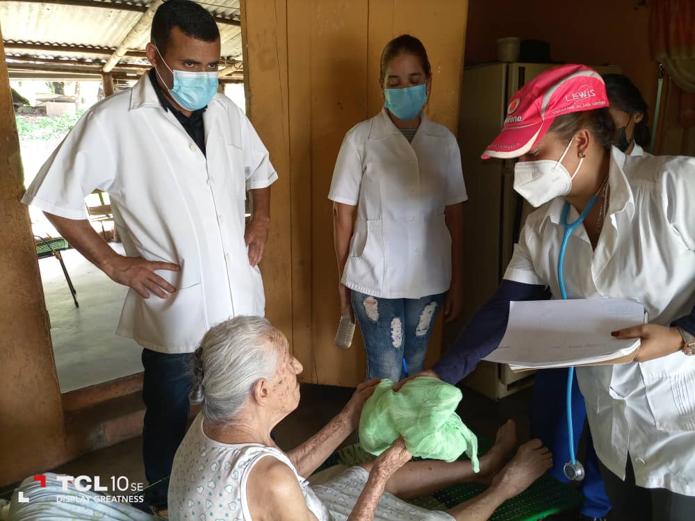 Los valientes del ejército de batas blancas de #Cuba salvando vidas en los rincones más apartados y pobres. #HéroesDeLaSalud #IntegraciónHumanista <a href="/cubacooperaven/">Brigada Médica Cubana en Venezuela</a> <a href="/MINSAPCuba/">Ministerio de Salud Pública de Cuba</a> <a href="/japortalmiranda/">José Angel Portal Miranda</a> <a href="/PardoRegla/">Regla Angulo Pardo</a>