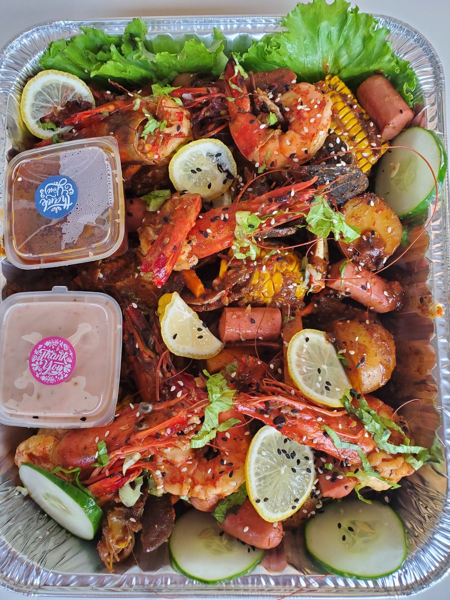 Bruvee's tweet photo. Ordering for seafood from Makoko fish market. Can't wait to make bbq fish for myself this evening 🥰😍🤩... Meanwhile we have seafood boil platters #20,000 for 4L trays and #6,000 for single portions cc:@FoodTemplars https://t.co/b3ORXUszT0 https://t.co/Hp2cZsUu2C