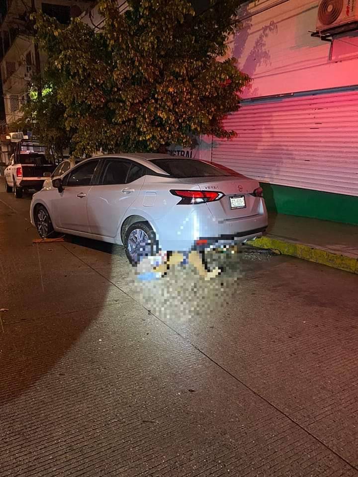 agenciarednoti's tweet photo. Es arrastrada por las fuertes lluvias y muere en la colonia Progreso  de Acapulco 

Por las lluvias, muere joven mujer arrastrada por la corriente de agua, durante la madrugada.

Los hechos sobre la calle Michoacán y calle Querétaro.

El cuerpo de la mujer,quedó bajo un vehículo. https://t.co/jVRamt7lF7