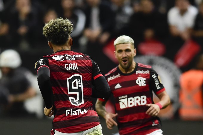b_kuchman's tweet image. Flamengo y Corinthians jugaron con suplentes sus partidos por el Brasileirão el sábado pasado, preservando a sus titulares para el enfrentamiento de ayer por Copa Libertadores.

Pero algunos suponen que los equipos uruguayos deben jugar cada 3 días con la misma intensidad.
