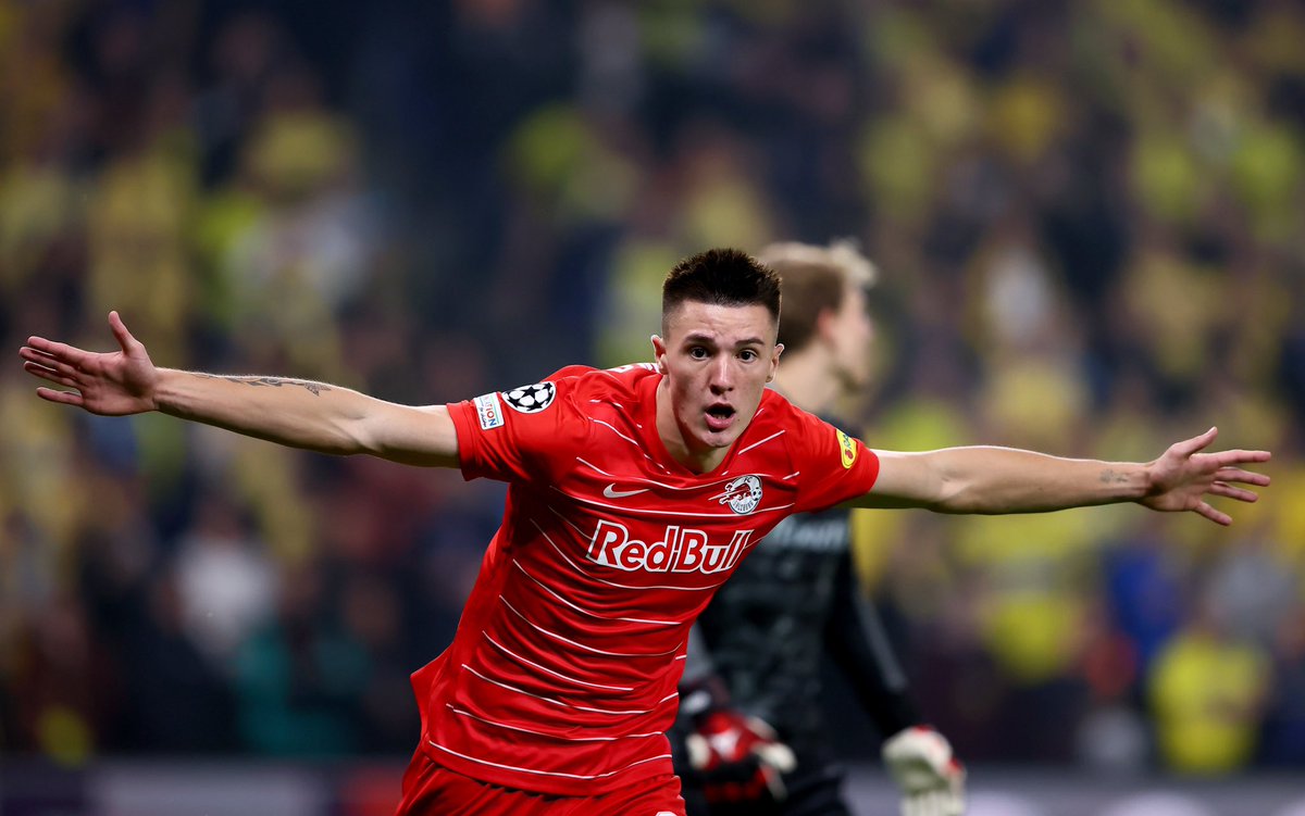 FabrizioRomano's tweet photo. Key days for Benjamin Šeško’s future with contacts ongoing. Manchester United know they have to be fast on this deal, after meeting with agent days ago. 🚨🇸🇮 #MUFC

There are 2 more clubs in the race.

Šeško will make a decision soon with his agent and family. https://t.co/c0aHN74c9y