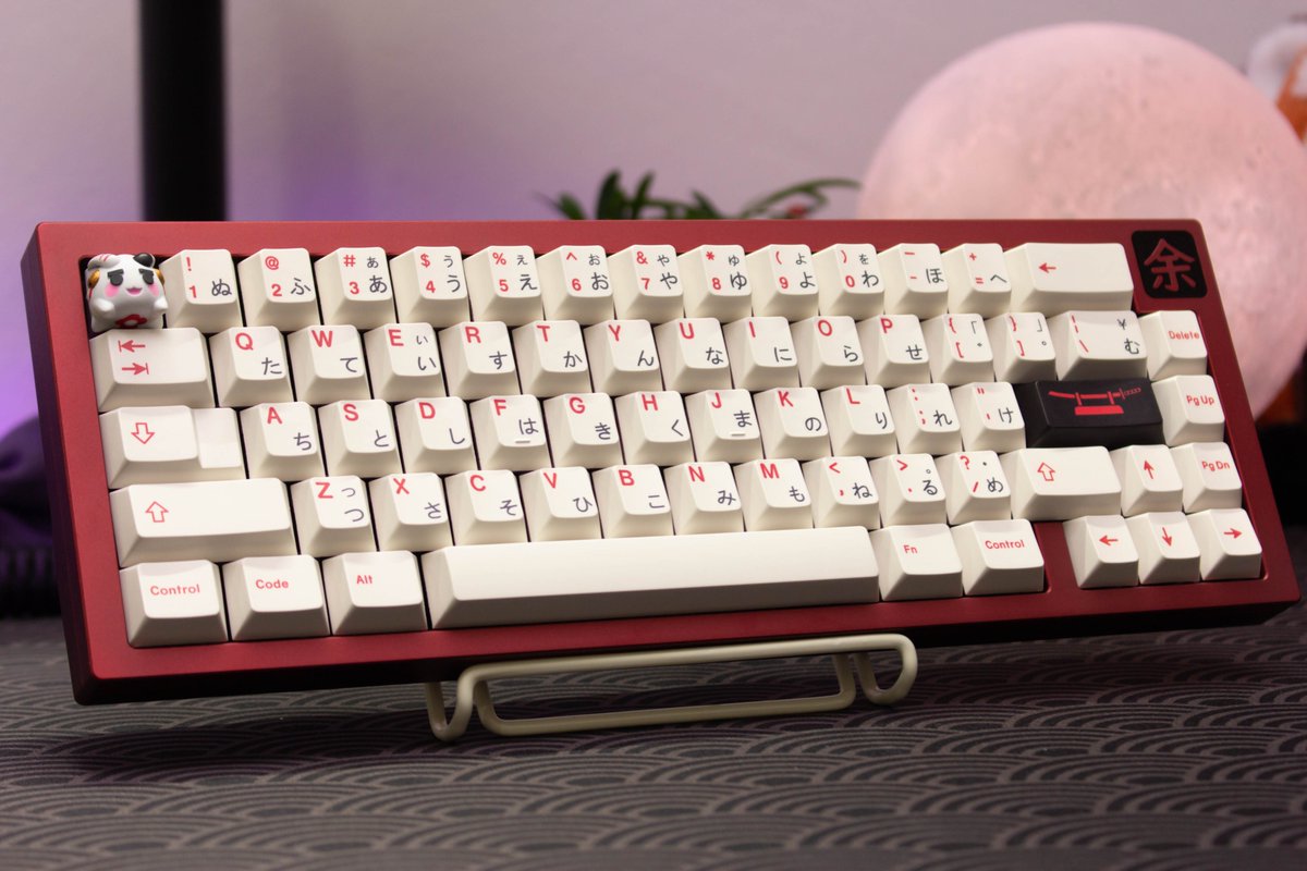 SPCresent's tweet photo. Nakiri Ayame-themed custom keyboard, Kawayo「かわ余」 by theflyingpenguins_ (insta), with Poyoyo artisan crafted by lohcoofficial (insta). 

Specs + more photos below.

#百鬼あやめ #百鬼絵巻 https://t.co/rOP3BC8CM4