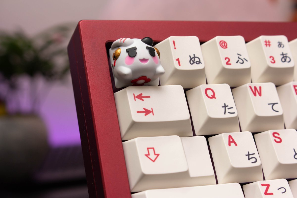 SPCresent's tweet photo. Nakiri Ayame-themed custom keyboard, Kawayo「かわ余」 by theflyingpenguins_ (insta), with Poyoyo artisan crafted by lohcoofficial (insta). 

Specs + more photos below.

#百鬼あやめ #百鬼絵巻 https://t.co/rOP3BC8CM4