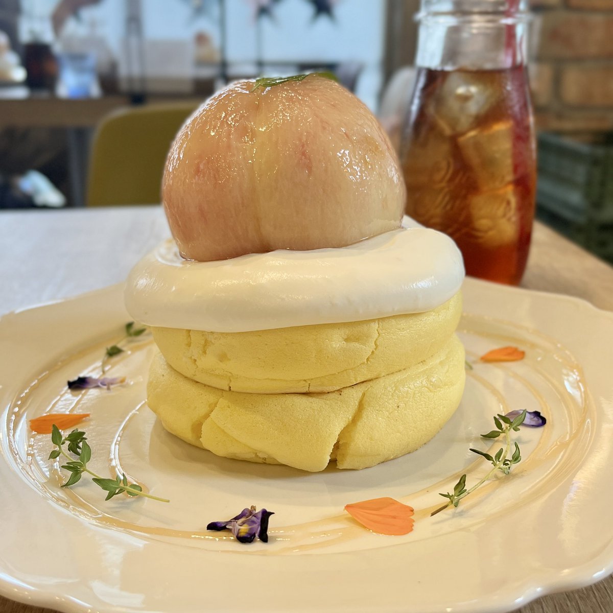 asm_pancake's tweet photo. 武蔵小杉駅から徒歩5分ほどのところにある、
3 STARS PANCAKEさん！
⁡
もーう！桃！丸ごと1個！
⁡
桃を割ると濃厚カスタードがたまらん🤦🏻‍♀️🤍
⁡
生地の上にのったピーチクリームも
たっぷりで最高すぎる〜〜！！
⁡
8月末までの予定だそうですが
早期終了もあるみたいなのでお早めに！ https://t.co/KFV68bqUHm