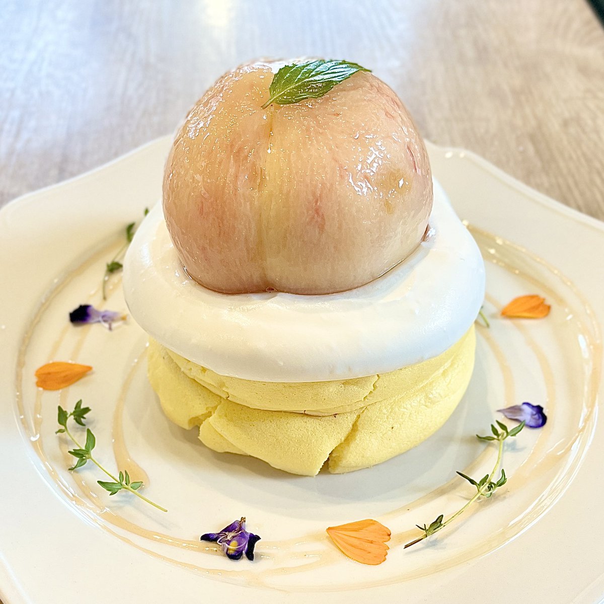asm_pancake's tweet photo. 武蔵小杉駅から徒歩5分ほどのところにある、
3 STARS PANCAKEさん！
⁡
もーう！桃！丸ごと1個！
⁡
桃を割ると濃厚カスタードがたまらん🤦🏻‍♀️🤍
⁡
生地の上にのったピーチクリームも
たっぷりで最高すぎる〜〜！！
⁡
8月末までの予定だそうですが
早期終了もあるみたいなのでお早めに！ https://t.co/KFV68bqUHm