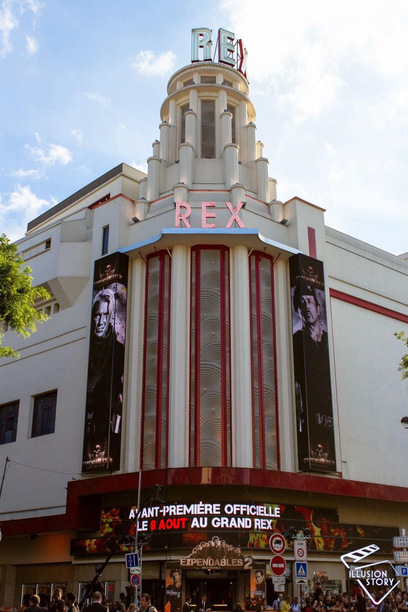 RexStudiosParis's tweet image. Une façade qui évoque tant de souvenirs…dans  quelques jours nous fêterons déjà les 10 ans de cette avant-première qui marqua à tout jamais les fans du #GrandRex ! 🤩

Qui parmi vous était avec nous ce soir là? #expendables2