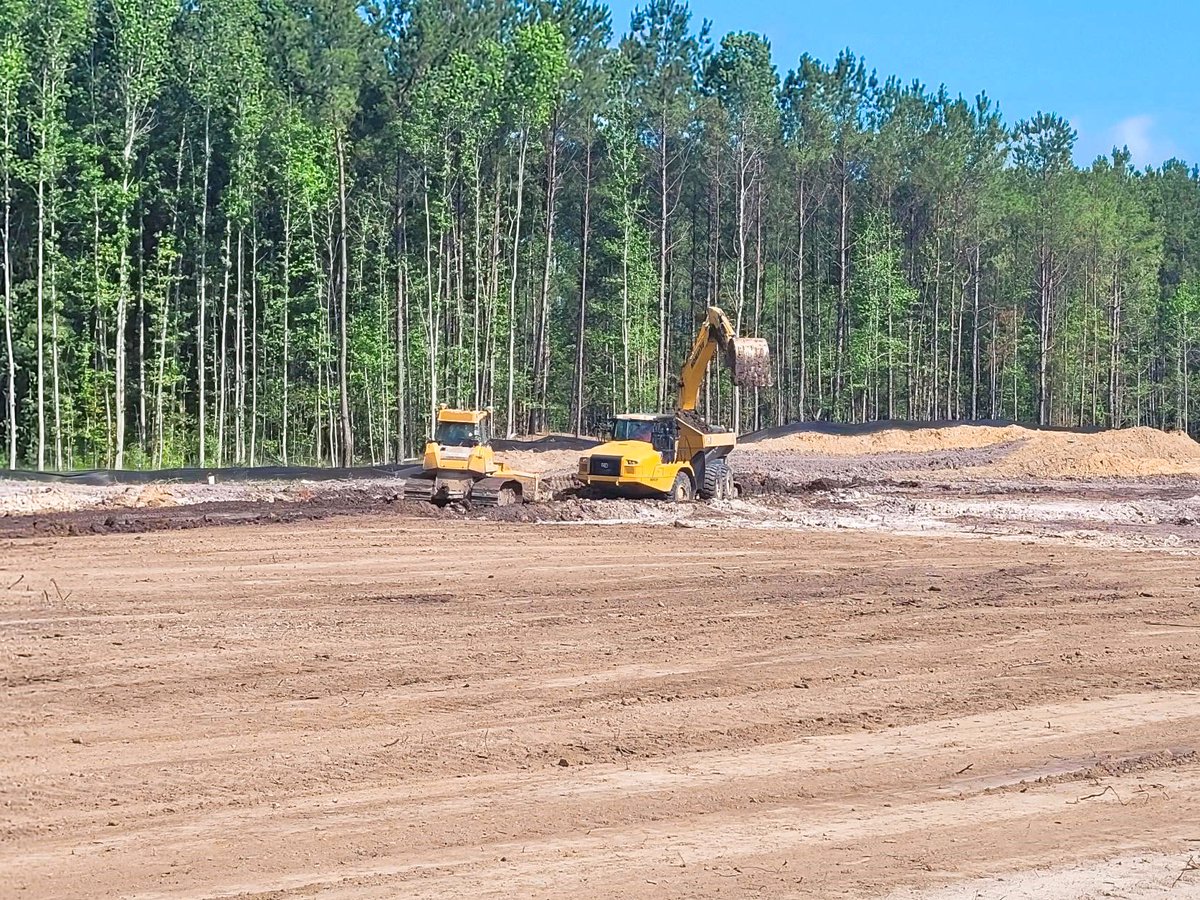 GulfStreamCons1's tweet photo. #GulfStreamConstruction working safe as always! The excavator bucket only operates over the offroad truck bed. Never over the cab, which is occupied by the operator.
#SafetyFirst #ConstructionSite https://t.co/EPFEyCAoFU