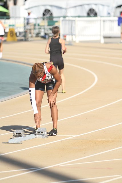MadisonC0407's tweet photo. Getting in position 🏃🏾‍♀️ #texasstormtrackclub #USATFJO2022 #seventhinthenation #4x4relay #1stleg #manvelhighschool #hokeyhey https://t.co/JDkD4C8Rb5