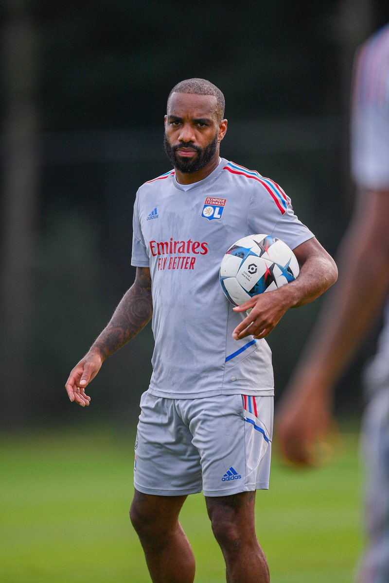 LauraCeysson's tweet photo. Alexandre Lacazette sera le capitaine de l'OL cette saison. 🦁🔴🔵 #monprince https://t.co/r2u2WQXBxn