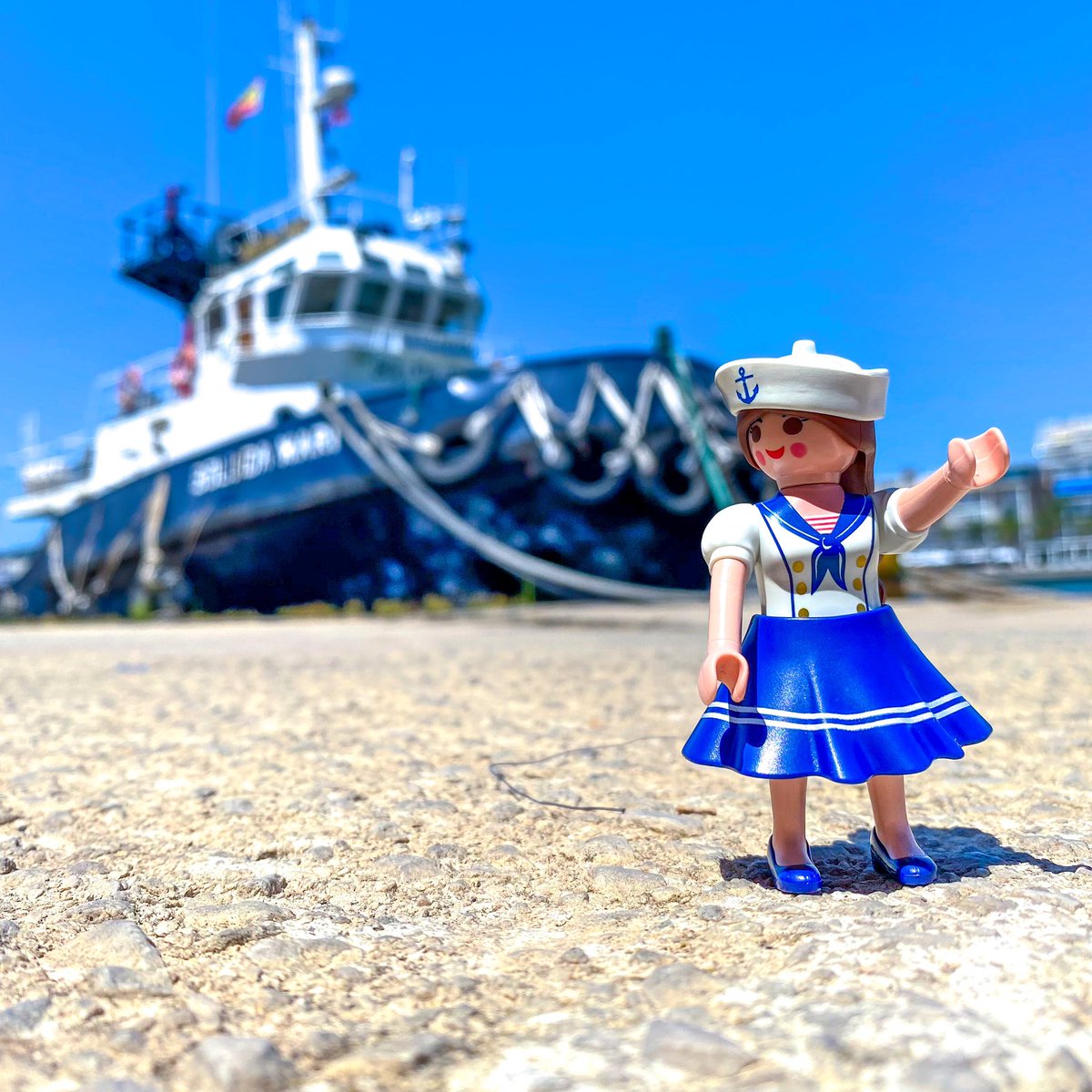 🌊Amo el amor de las marineras que besan y se van.
⚓️Dejan una promesa. No vuelven nunca más.
💋En cada puerto un hombre espera: las marineras besan y se van.
🌌Una noche se acuestan con la muerte en el lecho del mar.
#mar #marinera #Playmobil <a href="/playmobil/">PLAYMOBIL</a> #Famobil #Geobra  #barco