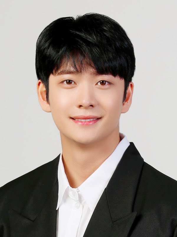 kdramatreats's tweet photo. MY HANBADA OFFICE COUPLE ID PHOTOS 🐳 https://t.co/Gk6rchFbuu