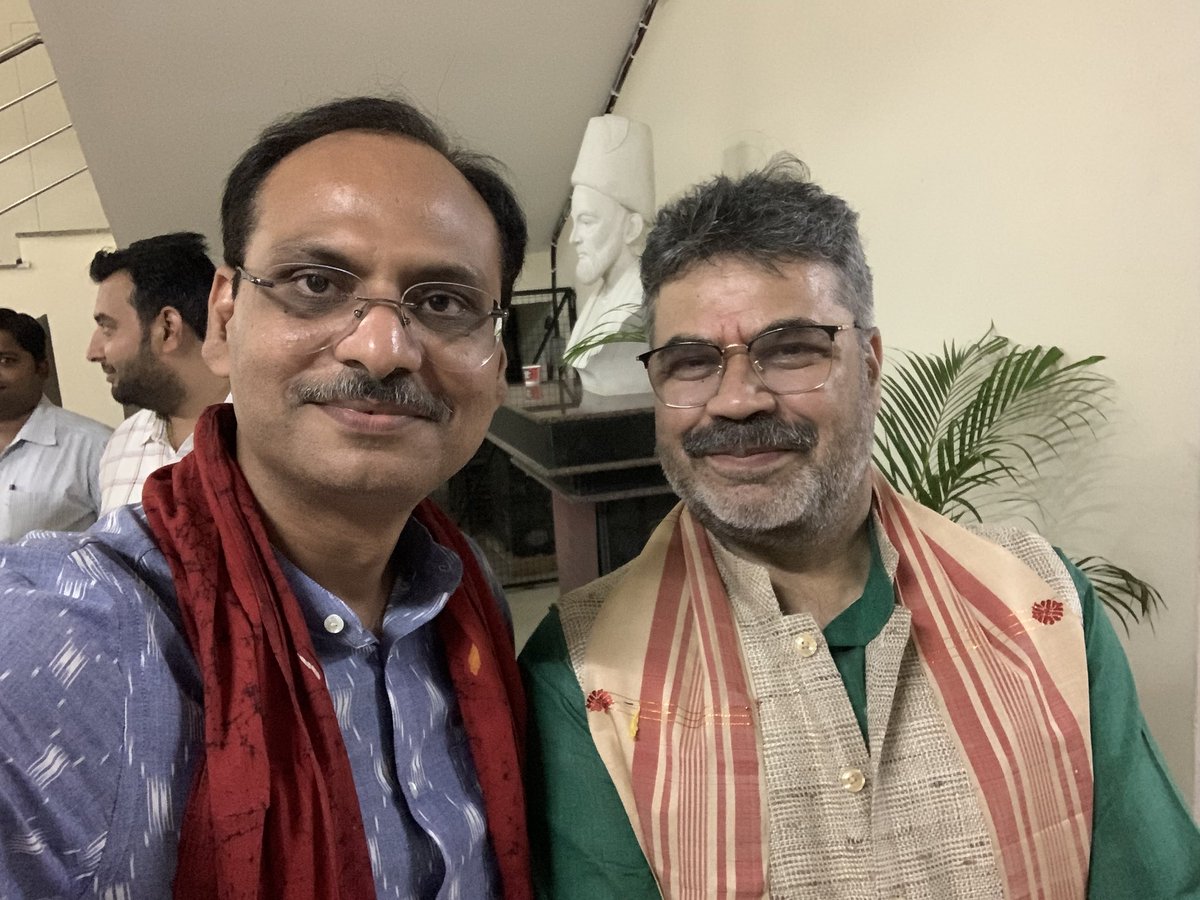 MediaHarshVT's tweet photo. संयोग है कि, हम महात्मा गाँधी अंतर्राष्ट्रीय हिन्दी विश्वविद्यालय में संगोष्ठी में शामिल होने आए और इसी समय समाचार प्राप्त हुआ कि, @VCOMGAHV @DrRajaneesh जी को उत्तर प्रदेश हिंदी संस्थान ने वर्ष 2021 के #आचार्य_हजारी_प्रसाद_द्विवेदी से सम्मानित किया। योग्य चयन शुभकामनाएँ https://t.co/nPiln9Qs07