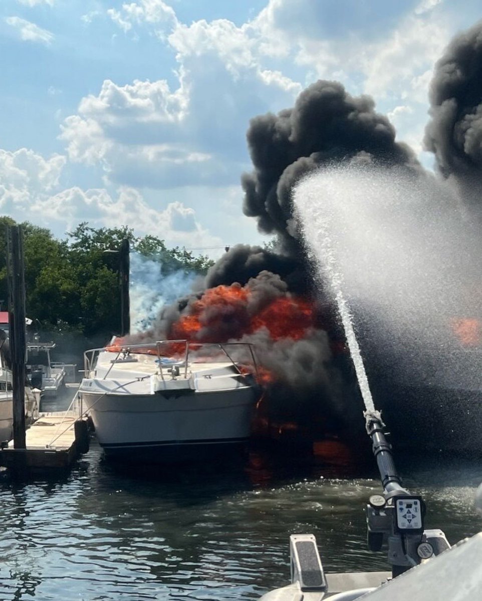FDNY's tweet photo. Yesterday, #FDNY #Marine3, #Marine9 along with #Engine321 and units from #Battalion33 operated at a fire at a marina in #Brooklyn. Read more: https://t.co/dRjys6ssvt https://t.co/uyAQn8Yb9N