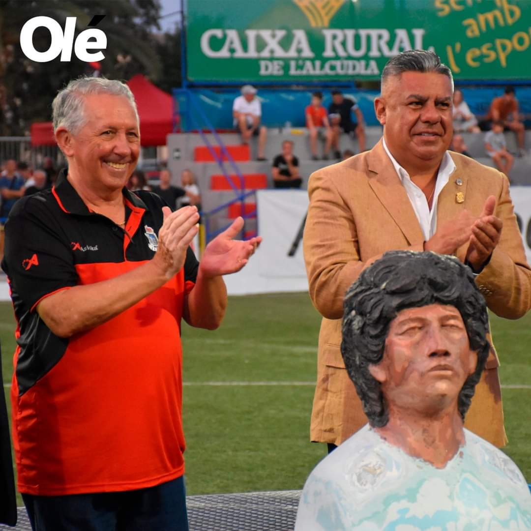 DaRkUrSs's tweet photo. #7EnReactor hey tío @eltonykings ya viste la estatua homenaje a Maradona... jajajaja parece más Mama Lucha... #Detonador @Reactor105 https://t.co/CDQT7eavSj