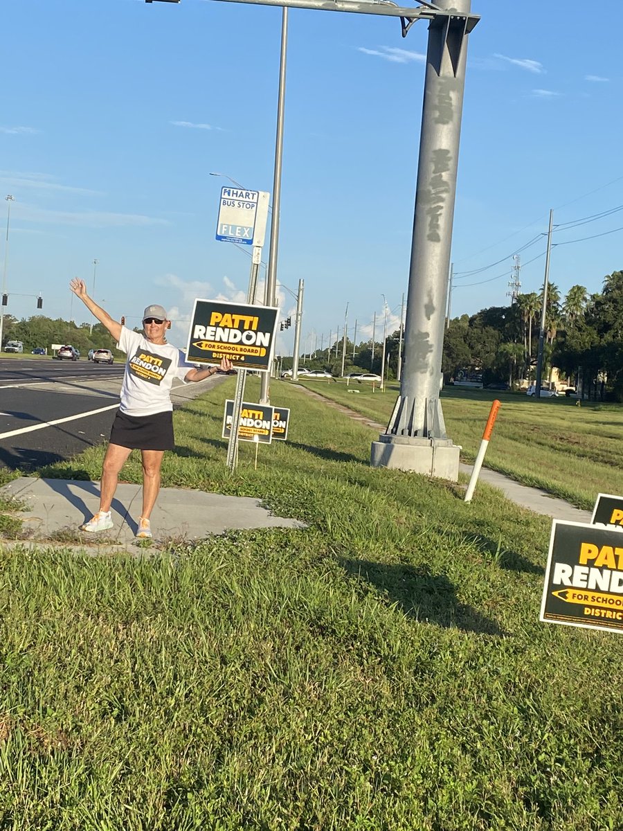 VotePattiRendon's tweet photo. Good morning, Sun City Center!!! Thank you for all of the honks….keep them coming. Remember to Vote 🗳 Patti Rendon for School Board, District 4. #votepattirendon #rendonfor4 https://t.co/17AyxzrHK0