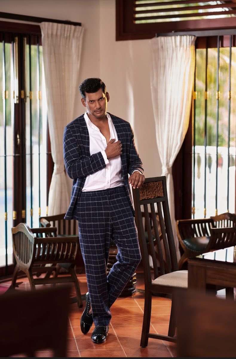 VishalKOfficial's tweet photo. My path is diffirent. I never look left or right. I look straight. Positivity all the way. And some quality work.

Back to the grind 🙌

#ActorLife #ShootMode #StayFit #PositiveVibesOnly #StayHappy https://t.co/7n5StHQ5Yb