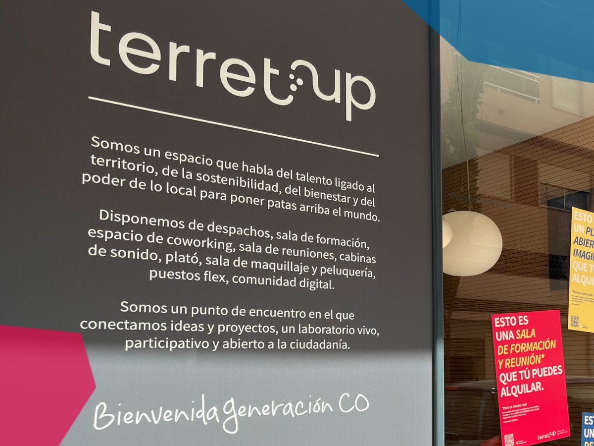 Somos un espacio que habla del talento ligado al territorio…Así comienza nuestra (breve) carta de presentación que hay justo en nuestra entrada. ¿La habías visto?😁Es solo una pequeña parte de lo que pasa dentro de #TerretUp. #coworking
