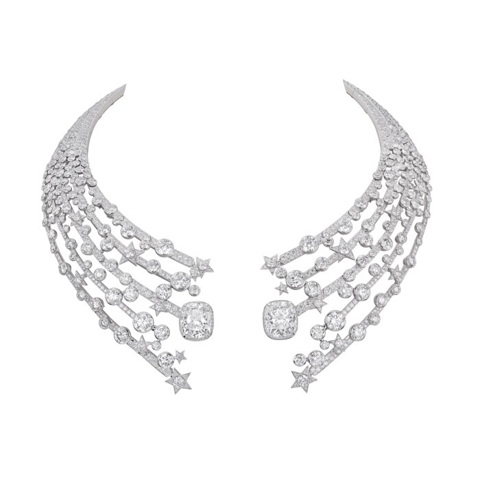 EspritdeCoco's tweet image. Collection de Haute Joaillerie « 1932 » de #CHANEL.

📸 Collier Comète Constellation en or blanc et diamants, avec 1 diamant taille coussin 10,08 cts et 1 diamant taille coussin 10,08 cts

🔗 à lire sur #espritdegabrielle : bit.ly/3OJydAi

#CHANELHighJewelry #CHANEL1932