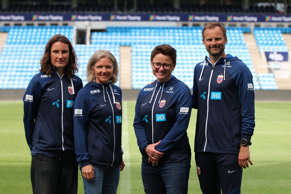 nff_landslag's tweet photo. Vårt nye trenerteam samlet på Ullevaal👍🇳🇴 Ingvild Stensland, Hege Riise, Monica Knudsen og Jon Knudsen. #sterkeresammen https://t.co/2Wm24WG4LJ