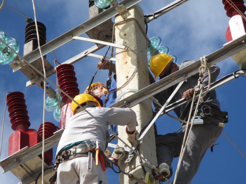 Los eléctricos tuneros cada día entregan su compromiso y consagración para con su pueblo. #CubaViveYTrabajo