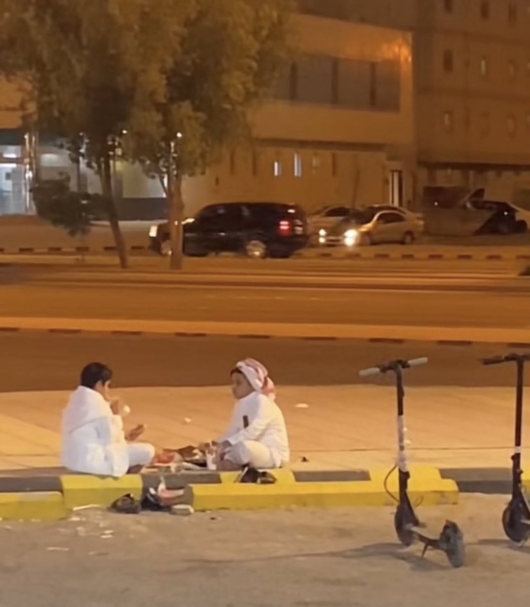 2mak1_'s tweet photo. تجسيد لجملة '' بالجليس لا بالمكان🤍'' https://t.co/BJvpR5dPT2