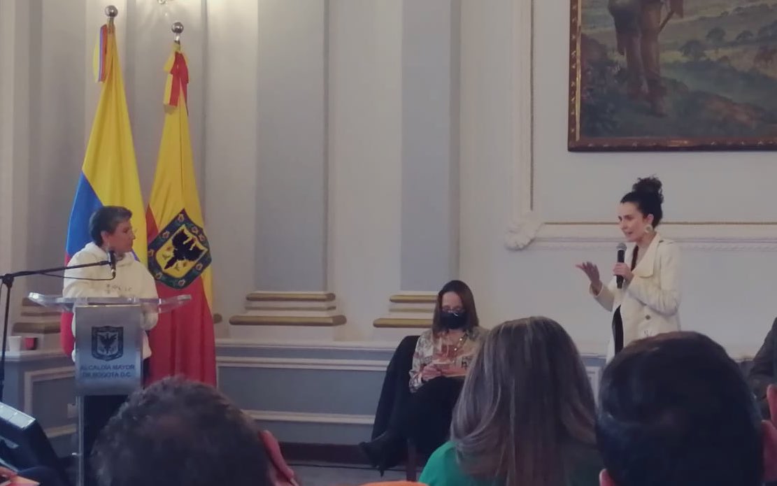 lgomez4's tweet photo. Ayer se sumó @Bogota a la estrategia de #CentrosIntegrate que impulsamos con @USAID_Colombia y @OIMColombia.
Con esta ya son 9 ciudades dando un salto a la integración con espacios que ofrecen servicios a población migrante y de acogida. Bienvenida @ClaudiaLopez
🇨🇴🤜🤛🇻🇪 https://t.co/7gs1bzzikk