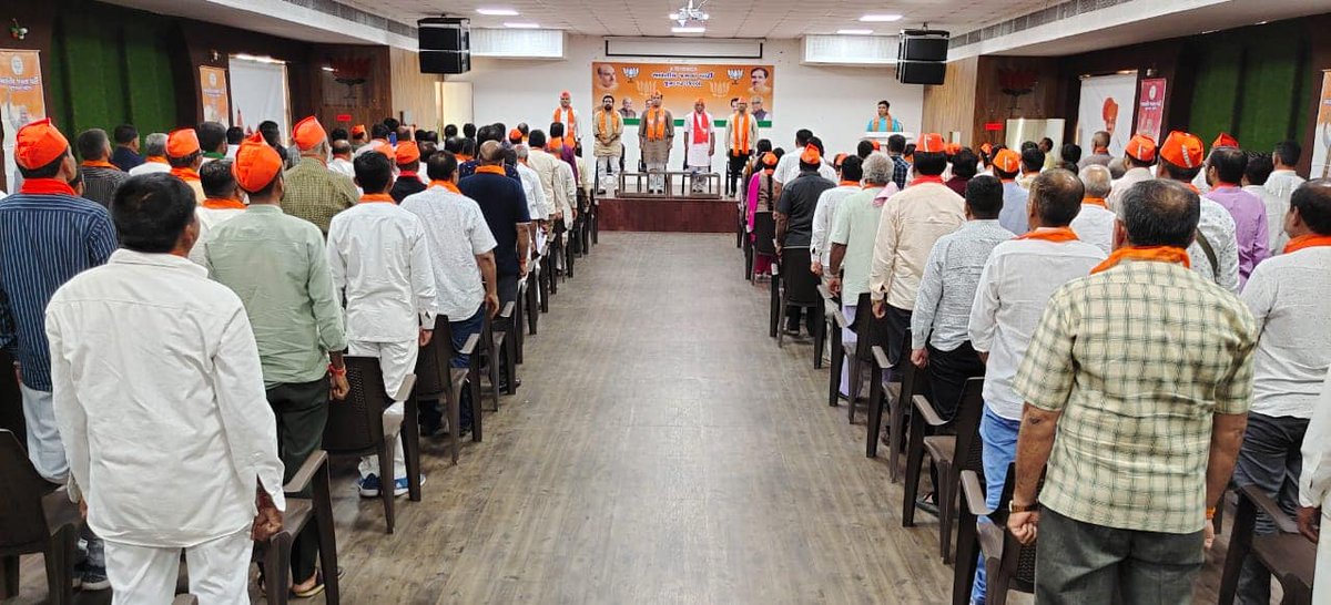 Kiritbhai_Patel's tweet photo. આજે @BJP4JunagdhDist ખાતે #13Junagadh લોકસભા બેઠક ના પ્રભારી  શ્રી @PiyushGoyal ના પ્રવાસ અનુસંધાને આગેવાનોની બેઠક મળેલ. આમાં શ્રી @udaykangadbjp , શ્રી @ZaveriBhai , શ્રી @HimmatPadshala , શ્રી @MansinghP_BJP , શ્રી @PunitSharma72  શ્રી @VeljbhaiiK 
  ખાસ ઉપસ્થિત રહેલ. https://t.co/Ngv6d3McTP