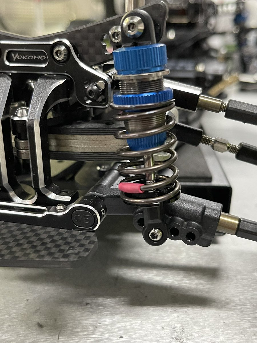 OKD_RC's tweet photo. ヨコモの新しいスプリング試してみた🧐
自分的にはフロント赤、リヤ白の組み合わせが調子良かったです👍
先週装着したリヤハブは1番下穴が横に止まるしトラクション掛かってイイ感じです✨
#ヨコモ
#ラジドリ
#YD2 https://t.co/I82eCfzt1Q