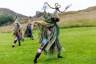 LiveBordersArts's tweet photo. STRAWBOYS start their tour of the borders tomorrow in Duns Park at 12noon and outside Eyemouth Museum at 3pm.  This vibrant and energetic outdoor pop-up performance is FREE to attend. For the full tour visit our website - https://t.co/38V8S3N11g #performance #whatsonborders #live https://t.co/KVbTX8OuI1