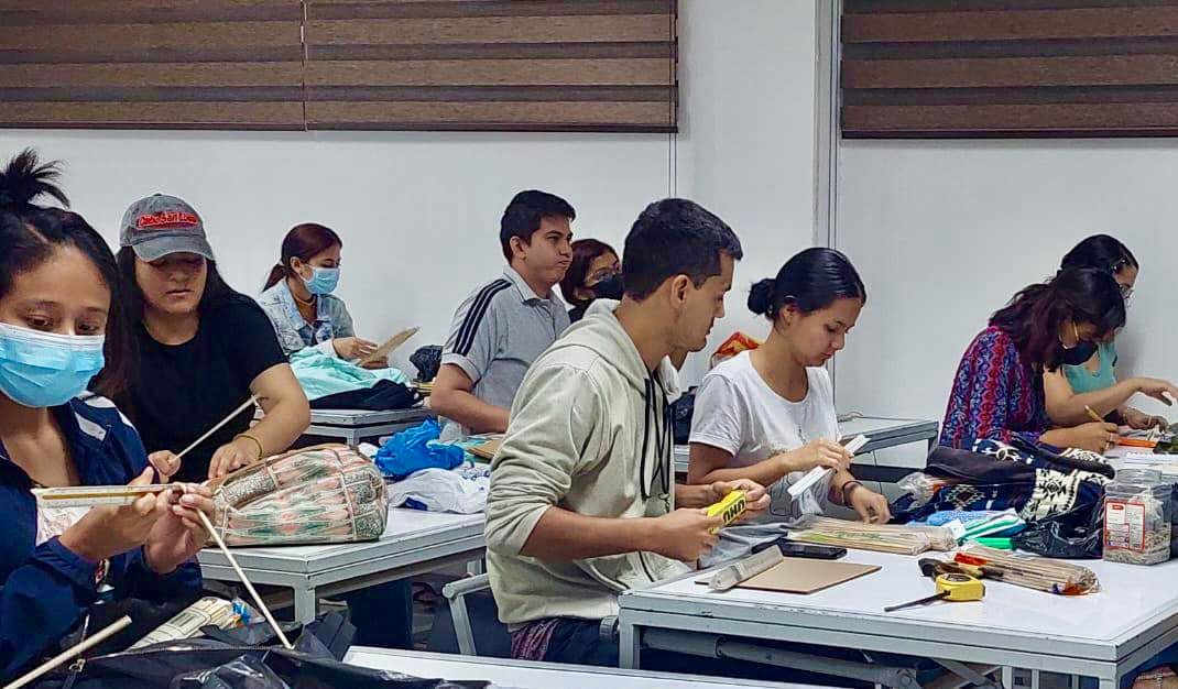 UleamEcuador's tweet photo. INICIA CURSO DE MAQUETERÍA EN BAMBÚ
Ayer se desarrolló la inauguración del Curso de Maquetería en Bambú, organizado por la Dirección de Educación Continua; oferta que se extenderá hasta el día 26 de agosto/2022. El curso está abierto a la comunidad y sin costo alguno. https://t.co/v69kbWhxml