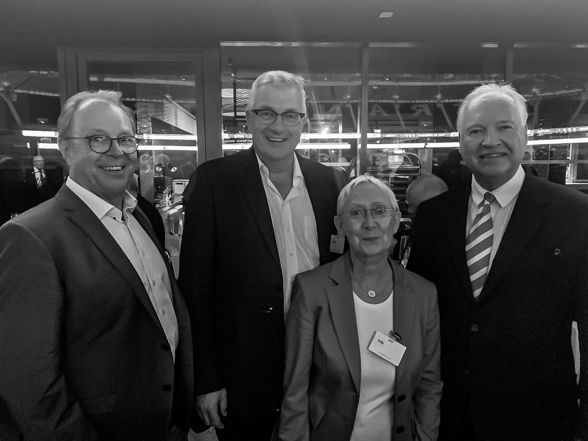 ingkhessen's tweet photo. Ministerpräsident @Boris_Rhein fordert beim IHK-Jahresempfang: „Wir brauchen #Ingenieure, keine Ideologen“
Viele prominente Gäste (wie #IngKH-Präsident Ingolf Kluge und -Vizepräsident Jürgen Wittig) und gute Stimmung gab es beim #Jahresempfang der @IHK_FFM im @Eintracht-Stadion. https://t.co/UDNGc0z0Fx