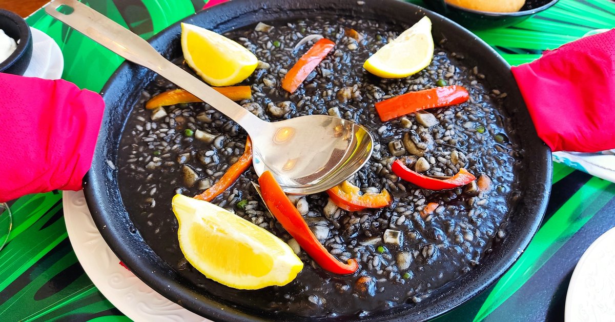Folrat's tweet photo. #BonaTarda, #Tuiterlanders!!!
Avui, tot al negre...
#Cocretas de chipirones i #ArrozNegro!!!
Seguim amb la ruta vacacional, per terres seques i mars abundants...
Gaudiu del... Ostieeeeee!!! Quin dia és avui???
😜😜😜😜😜 https://t.co/lqS3RJxIBO